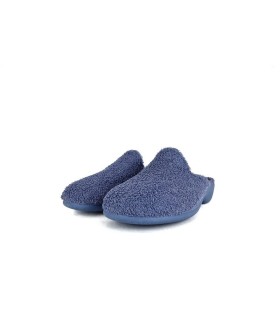 zapatilla de casa de verano para mujer en tela de rizo o toalla de color azul descalza atras con cuña fabricada por Gema Garcia