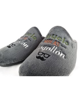 Zapatilla de casa descalza para hombre con mensaje abuelo molas mogollon de color gris fabricada por Cabrera