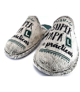 zapatilla de casa descalza con mensaje super papa en practicas fabricada por Garrido Muro