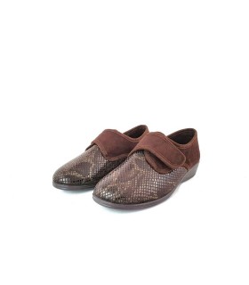 zapatilla de casa para pies delicados para mujer fabricada por el doctor Cutillas de color marrón