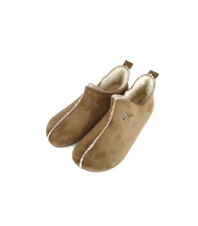 zapatilla tipo botín para mujer con forro de lana fabricada por Garzón de color beige