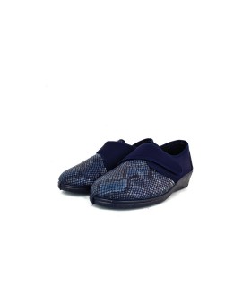 zapatilla de casa de textil con lycra de horma ancha con cierre de velcro con cuña de color azul fabricado por Isasa